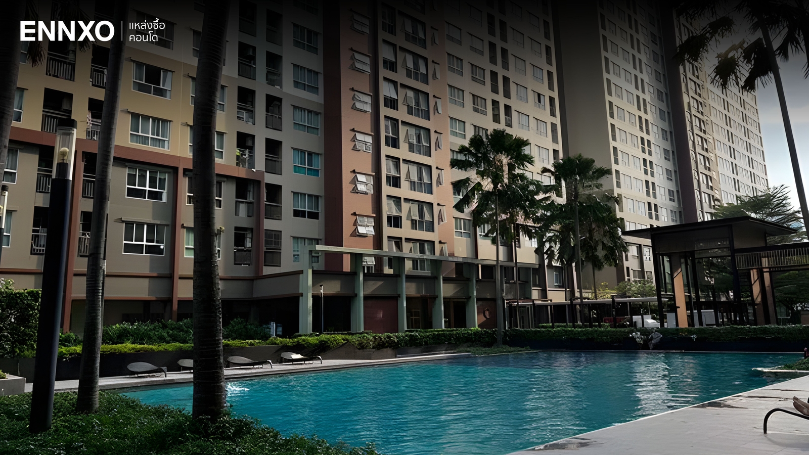 สระว่ายน้ำของคอนโด Lumpini Place Ratchayothin